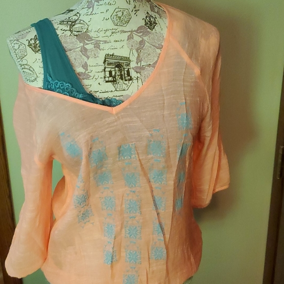 Sheer 3/4 sleeve top - Picture 2 of 7